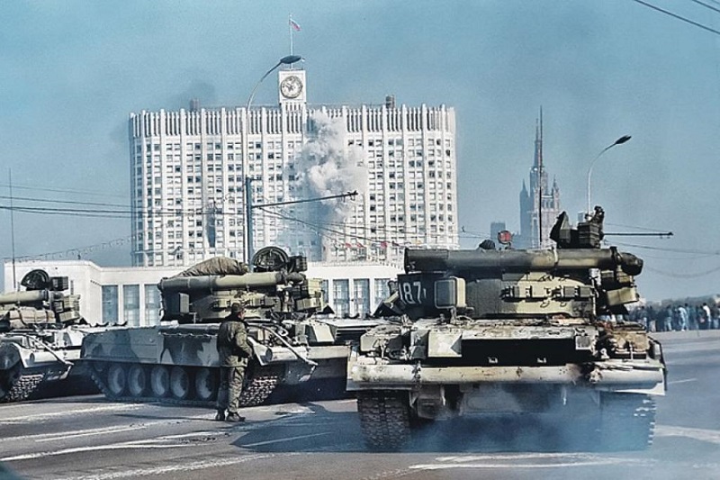 Jeltsin sætter kampvognene ind mod parlamentet og brænder det ned