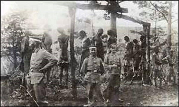 Belgiske officerer foran hængte congolesere