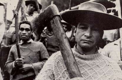 Chile under Allende: Reformer gir jord til landarbeiderne, og godsene    okkuperes