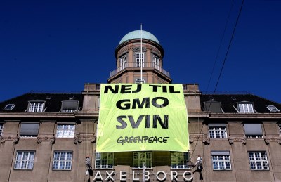Banner ophængt på landbrugets hovedkvarter Axelborg i protest mod GMO-foder.